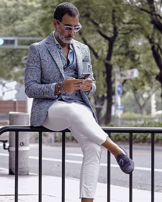 Как носить джинсы с классической рубашкой за 50 лет мужчине в деловом стиле: Классическая рубашка и джинсы отлично впишутся в любой мужской образ — непринужденный будничный образ или же строгий вечерний. Выбирая обувь, сделай ставку на классику и надень темно-синие замшевые лоферы с кисточками.