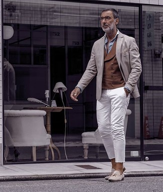 Как носить джинсы с классической рубашкой за 50 лет мужчине в деловом стиле: Если ты приписываешь себя к той немногочисленной категории парней, способных неплохо разбираться в одежде, тебе придется по вкусу тандем классической рубашки и джинсов. Закончив образ бежевыми замшевыми лоферами с кисточками, ты привнесешь в него нотки мужественной элегантности.