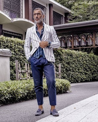 Какие лоферы с кисточками носить с бело-темно-синим пиджаком: Если ты принадлежишь к той категории мужчин, которые любят выглядеть по моде, тебе понравится тандем бело-темно-синего пиджака и темно-синих брюк чинос. И почему бы не привнести в этот образ на каждый день чуточку стильной строгости с помощью лоферов с кисточками?