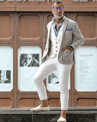 Какие эспадрильи носить с белым пиджаком мужчине в стиле смарт-кэжуал: Белый пиджак и белые джинсы прочно закрепились в гардеробе многих мужчин, позволяя создавать неприевшиеся и практичные луки. Поклонники рискованных сочетаний могут завершить образ эспадрильями.