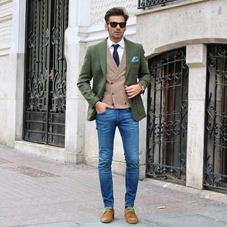 Как носить оливковый пиджак с темно-синими джинсами мужчине: Если ты принадлежишь к той редкой категории джентльменов, способных разбираться в модных тенденциях, тебе придется по вкусу образ из оливкового пиджака и темно-синих джинсов. Хотел бы привнести в этот наряд толику нарядности? Тогда в качестве дополнения к этому ансамблю, обрати внимание на светло-коричневые замшевые туфли дерби.