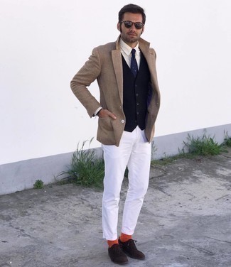 Модный лук: светло-коричневый пиджак с узором "в ёлочку", темно-синий жилет, белая классическая рубашка, белые брюки чинос