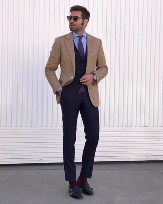 С чем носить красные носки мужчине в теплую погоду: Если в одежде ты делаешь ставку на удобство и функциональность, светло-коричневый пиджак с узором "в ёлочку" и красные носки — прекрасный вариант для расслабленного повседневного мужского образа. Если ты не боишься использовать в своих луках разные стили, на ноги можно надеть темно-синие кожаные монки с двумя ремешками.