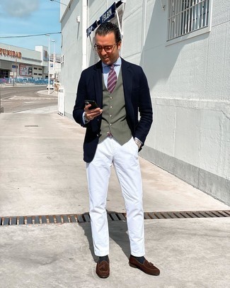 С чем носить бело-синюю рубашку мужчине: Бело-синяя рубашка и белые брюки чинос — образ, который будет неизменно притягивать дамские взгляды. Что касается обуви, можешь отдать предпочтение классическому стилю и выбрать темно-коричневые замшевые лоферы с кисточками.
