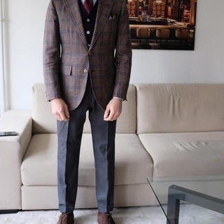 С чем носить темно-серые классические брюки мужчине: Коричневый пиджак в шотландскую клетку в сочетании с темно-серыми классическими брюками позволит создать модный классический образ. Любишь эксперименты? Закончи образ коричневыми замшевыми оксфордами.