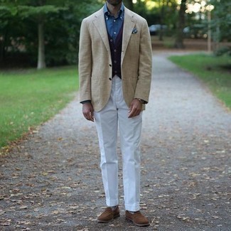 Какие лоферы носить с синей классической рубашкой мужчине: Синяя классическая рубашка и белые классические брюки помогут составить незабываемый мужской образ. Лоферы создадут легкое настроение.