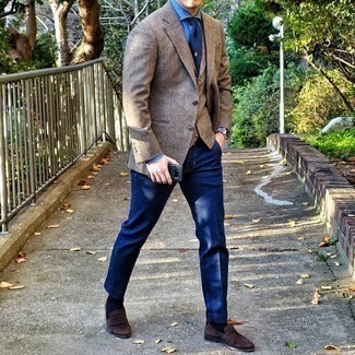 С чем носить темно-синюю классическую рубашку из шамбре в 30 лет мужчине осень в деловом стиле: Сочетание темно-синей классической рубашки из шамбре и темно-синих классических брюк — замечательный пример элегантного стиля. Такой образ легко приспособить к повседневным делам, если дополнить его темно-коричневыми замшевыми лоферами. Если хочешь выглядеть по-осеннему ярко и по моде, тебе обязательно следует взять этот лук на вооружение.