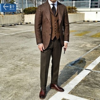 С чем носить темно-коричневый галстук мужчине: Коричневый шерстяной пиджак в паре с темно-коричневым галстуком позволит создать модный классический образ. Темно-коричневые кожаные ботинки дезерты создадут легкое настроение.