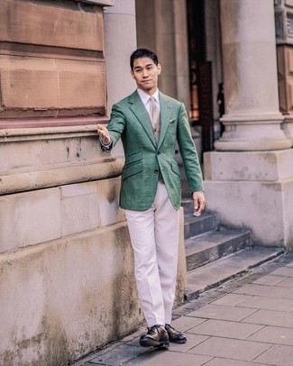 С чем носить бежевый галстук мужчине: Комбо из зеленого пиджака в клетку и бежевого галстука — превосходный пример строгого делового стиля. Идеально сюда подойдут темно-коричневые кожаные туфли дерби.
