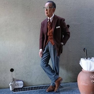Как носить туфли дерби с жилетом за 60 лет: Жилет в паре с синими классическими брюками позволит создать модный и привлекательный образ. Любишь незаурядные решения? Можешь закончить свой образ туфлями дерби.