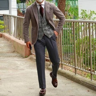 Как носить коричневый пиджак с темно-серыми классическими брюками мужчине: Коричневый пиджак в паре с темно-серыми классическими брюками — хороший пример строгого делового стиля. В сочетании с этим образом отлично будут смотреться коричневые кожаные лоферы с кисточками.