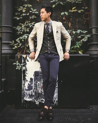 Какие брюки чинос носить с бежевым пиджаком осень: Бежевый пиджак и брюки чинос — обязательные вещи в гардеробе джентльменов с чувством стиля. Хочешь привнести в этот лук нотку классики? Тогда в качестве дополнения к этому образу, стоит обратить внимание на темно-коричневые кожаные монки. Это стильный ансамбль, который идеально подходит для межсезонной погоды.