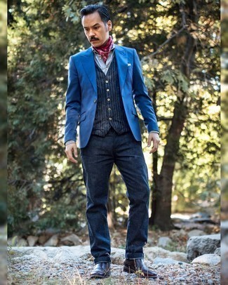Какие ботинки челси носить с темно-синим жилетом осень: Если ты принадлежишь к той редкой категории джентльменов, которые каждый день стараются выглядеть безупречно стильно, тебе подойдет образ из темно-синего жилета и темно-синих брюк чинос. В сочетании с этим луком органично выглядят ботинки челси. В такой одежде приятно встречать осеннюю пору.