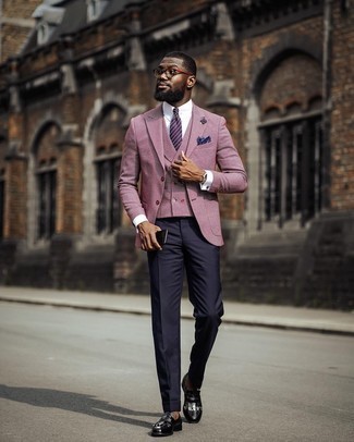 С чем носить пурпурный пиджак мужчине: Пурпурный пиджак в сочетании с темно-синими классическими брюками поможет составить модный и мужественный ансамбль. Черные кожаные лоферы c бахромой станут классным дополнением к твоему луку.