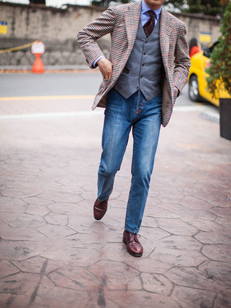 С чем носить коричневый пиджак в мелкую клетку мужчине: Практичное сочетание коричневого пиджака в мелкую клетку и синих джинсов поможет выразить твой индивидуальный стиль и выделиться из толпы. Почему бы не привнести в повседневный образ немного эффектности с помощью темно-красных кожаных туфель дерби?
