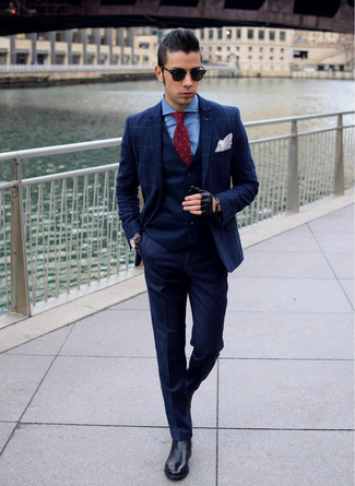 Как носить темно-синий пиджак в клетку с черными кожаными ботинками челси мужчине в теплую погоду: Несмотря на то, что это классический лук, лук из темно-синего пиджака в клетку и темно-синих классических брюк всегда будет по вкусу стильным мужчинам, покоряя при этом дамские сердца. Черные кожаные ботинки челси — прекрасный вариант, чтобы завершить лук.