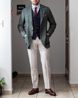 Какие жилеты носить с белыми классическими брюками: Комбо из жилета и белых классических брюк — прекрасный пример строгого делового стиля. Чтобы образ не получился слишком отполированным, можно надеть темно-коричневые кожаные лоферы.