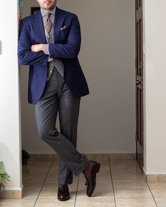 Модный лук: темно-синий пиджак, серый шерстяной жилет, бело-темно-синяя классическая рубашка в вертикальную полоску, темно-серые шерстяные классические брюки