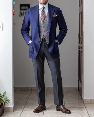С чем носить темно-синюю куртку в 30 лет мужчине в прохладную погоду в деловом стиле: Комбо из темно-синей куртки и темно-серых классических брюк позволит создать стильный и элегантный образ. Очень кстати здесь будут выглядеть темно-коричневые кожаные ботинки челси.