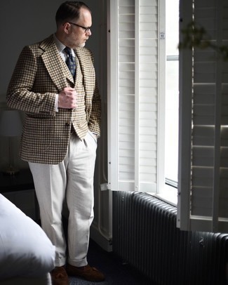 Как носить белую классическую рубашку с темно-коричневым шерстяным пиджаком за 40 лет мужчине осень: Темно-коричневый шерстяной пиджак в сочетании с белой классической рубашкой — превосходный пример строгого делового стиля. Не прочь сделать лук немного элегантнее? Тогда в качестве дополнения к этому луку, стоит обратить внимание на коричневые замшевые лоферы с кисточками. Несомненно, подобный ансамбль будет смотреться невероятно по моде осенью.