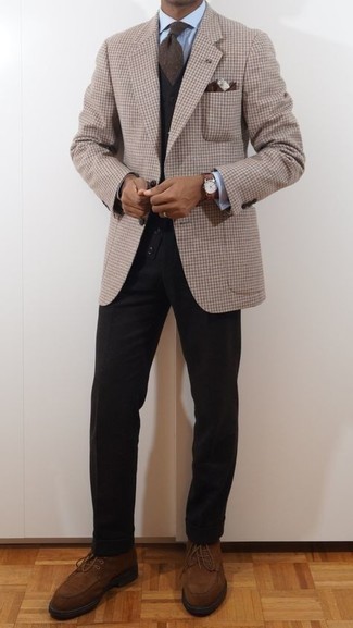 Как носить классическую рубашку с брюками чинос в стиле смарт-кэжуал: Классическая рубашка и брюки чинос — необходимые вещи в гардеробе стильного парня. Пара коричневых замшевых повседневных ботинок позволит сделать образ более целостным.