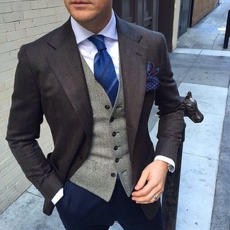Модный лук: темно-коричневый пиджак, серый жилет с узором "в ёлочку", белая классическая рубашка, темно-синие брюки чинос