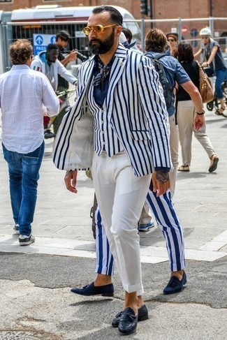С чем носить бело-темно-синий пиджак в вертикальную полоску мужчине: Бело-темно-синий пиджак в вертикальную полоску и белые брюки чинос — отличный выбор для поклонников дресс-кода смарт-кэжуал. Этот ансамбль легко обретает свежее прочтение в паре с темно-синими кожаными лоферами с кисточками.