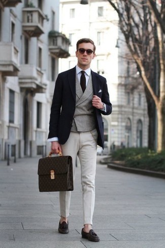 С чем носить темно-коричневый галстук в 30 лет мужчине в деловом стиле: Темно-синий пиджак в паре с темно-коричневым галстуком — прекрасный пример строгого делового стиля. В качестве завершения этого ансамбля здесь просятся темно-коричневые кожаные лоферы с кисточками.