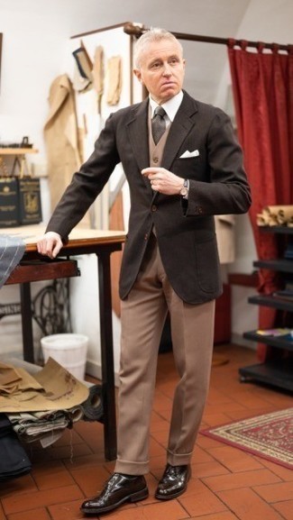 С чем носить темно-коричневый галстук за 50 лет мужчине в деловом стиле: Несмотря на то, что это весьма выдержанный лук, сочетание темно-коричневого пиджака и темно-коричневого галстука всегда будет нравиться джентльменам, но также покоряет при этом сердца прекрасных дам. Подбирая обувь, можно немного пофантазировать и завершить образ темно-коричневыми кожаными туфлями дерби.
