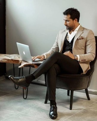 С чем носить черные брюки чинос в 30 лет в деловом стиле: Бежевый пиджак в клетку и черные брюки чинос — великолепный вариант для повседневного офисного лука. Такой образ получит свежее прочтение в паре с черными кожаными туфлями дерби.