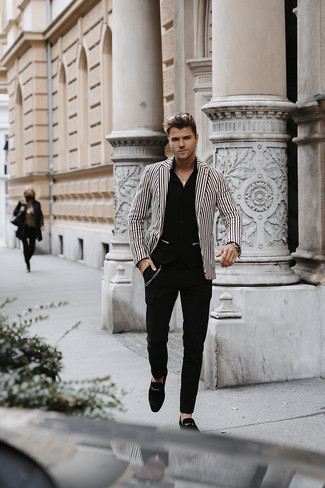 Какие лоферы носить с разноцветным пиджаком мужчине в теплую погоду: Образ из разноцветного пиджака и черных брюк чинос — хороший пример современного стиля в большом городе. И почему бы не добавить в этот образ на каждый день чуточку изысканности с помощью лоферов?
