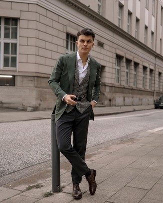 Как носить серые классические брюки с темно-коричневыми кожаными оксфордами: Темно-зеленый пиджак и серые классические брюки — замечательный пример изысканного мужского стиля в одежде. Очень уместно здесь смотрятся темно-коричневые кожаные оксфорды.