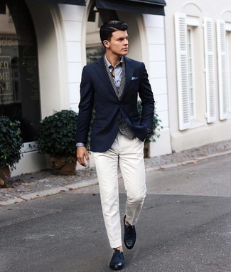 Модный лук: темно-синий пиджак, серый жилет с узором "гусиные лапки", голубая классическая рубашка, белые классические брюки