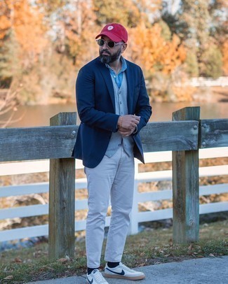 С чем носить белые джинсы за 40 лет мужчине осень: Темно-синий пиджак и белые джинсы будут великолепно смотреться в модном гардеробе самых взыскательных молодых людей. Любишь экспериментировать? Дополни лук бело-темно-синими кожаными низкими кедами. Остановив выбор на таком осеннем луке, будь уверен, ты будешь выглядеть безукоризненно.