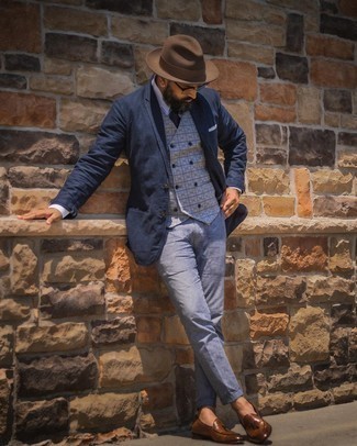 С чем носить синий пиджак за 40 лет мужчине осень в деловом стиле: Синий пиджак и голубые брюки чинос прекрасно вписываются в гардероб самых взыскательных парней. Думаешь добавить в этот образ немного классики? Тогда в качестве обуви к этому ансамблю, стоит выбрать коричневые кожаные лоферы. Такой ансамбль несомненно полюбится тебе в весенне-осенний период.