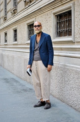С чем носить темно-синий пиджак за 50 лет мужчине в деловом стиле: Темно-синий пиджак смотрится отлично в паре с бежевыми классическими брюками. Темно-коричневые кожаные лоферы с кисточками станут превосходным завершением твоего образа.