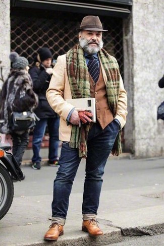 С чем носить шарф в шотландскую клетку за 60 лет мужчине осень: Если в одежде ты ценишь комфорт и функциональность, бежевый шерстяной пиджак и шарф в шотландскую клетку — отличный вариант для стильного повседневного мужского ансамбля. Не прочь привнести сюда толику классики? Тогда в качестве обуви к этому ансамблю, стоит выбрать коричневые кожаные броги. Разумеется, подобное сочетание будет хорошей идеей в ласковый осенний денек.