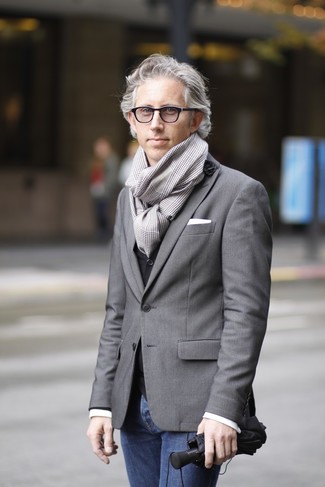 С чем носить серый шарф с узором "гусиные лапки" в 30 лет мужчине: Сочетание серого пиджака и серого шарфа с узором "гусиные лапки" - очень практично, и поэтому прекрасно подойдет на каждый день.