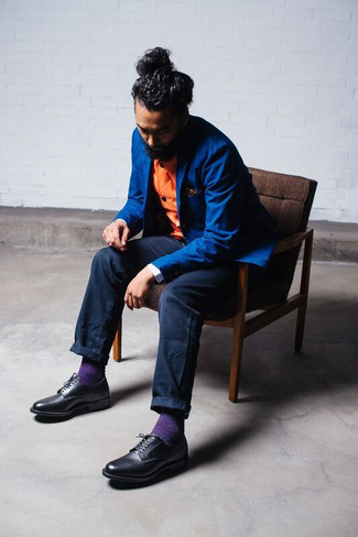 С чем носить пурпурные носки в 30 лет мужчине в стиле смарт-кэжуал: Если ты ценишь комфорт и практичность, синий пиджак и пурпурные носки — великолепный вариант для модного мужского лука на каждый день. Любители модных экспериментов могут закончить ансамбль темно-синими кожаными туфлями дерби, тем самым добавив в него немного изысканности.