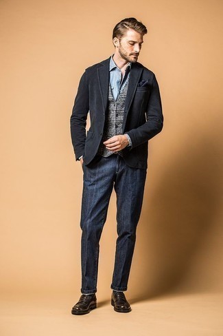 Как носить темно-синий пиджак с коричневыми кожаными лоферами мужчине осень в стиле смарт-кэжуал: Темно-синий пиджак и темно-синие джинсы — идеальный выбор для воплощения мужского ансамбля в стиле business casual. Опасаешься выглядеть неаккуратно? Заверши этот лук коричневыми кожаными лоферами. Держи подобный ансамбль на готове, когда осенью погода начнет портиться.