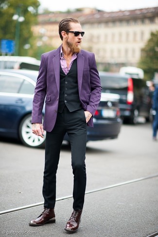 С чем носить темно-пурпурный пиджак за 40 лет мужчине: Несмотря на то, что это довольно выдержанный образ, тандем темно-пурпурного пиджака и черных классических брюк всегда будет по душе джентльменам, неизбежно пленяя при этом сердца прекрасных дам. Вкупе с этим образом гармонично выглядят темно-пурпурные кожаные классические ботинки.