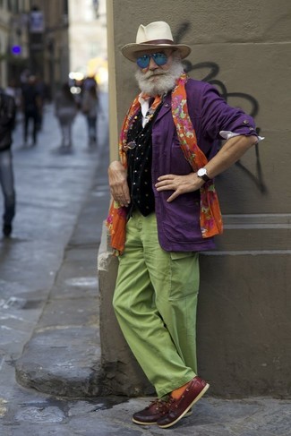 С чем носить фиолетовый пиджак за 60 лет мужчине: Дуэт фиолетового пиджака и зеленых брюк карго позволит создать незаезженный мужской образ в стиле кэжуал. Если говорить об обуви, темно-красные кожаные топсайдеры станут классным выбором.