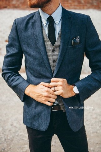 С чем носить серый жилет в стиле смарт-кэжуал: Серый жилет в паре с черными джинсами — нескучный выбор для парней, работающих в офисе.
