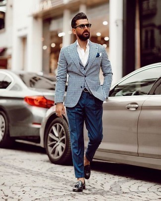 Какие лоферы с кисточками носить с бело-темно-синим пиджаком: Бело-темно-синий пиджак в паре с темно-синими классическими брюками позволит создать модный и мужественный образ. Лоферы с кисточками чудесно дополнят этот лук.