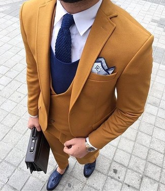 С чем носить темно-сине-белый вязаный галстук мужчине: Табачный пиджак в паре с темно-сине-белым вязаным галстуком поможет составить модный и изысканный лук. В паре с этим ансамблем выгодно будут выглядеть темно-синие кожаные лоферы с кисточками.