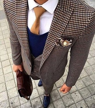 С чем носить светло-коричневый галстук мужчине: Несмотря на то, что это довольно-таки выдержанный лук, тандем коричневого шерстяного пиджака в мелкую клетку и светло-коричневого галстука неизменно нравится стильным молодым людям, покоряя при этом дамские сердца. В паре с этим ансамблем наиболее выигрышно смотрятся темно-синие кожаные лоферы с кисточками.