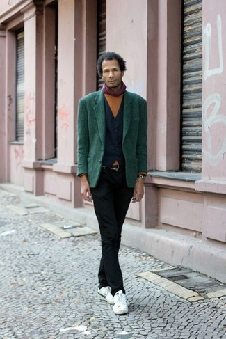 Какие зауженные джинсы носить с темно-зеленым пиджаком мужчине в теплую погоду: Сочетание темно-зеленого пиджака и зауженных джинсов подчеркнет твою индивидуальность. Что касается обуви, можно дополнить ансамбль белыми низкими кедами.