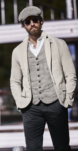 Как носить белую футболку на пуговицах с серым хлопковым жилетом в 30 лет: Серый хлопковый жилет и белая футболка на пуговицах — идеальный выбор для воплощения мужского образа в стиле смарт-кэжуал.