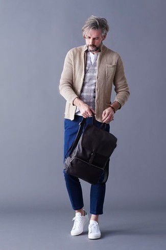С чем носить бежевый пиджак за 40 лет мужчине осень в стиле смарт-кэжуал: Бежевый пиджак смотрится стильно в тандеме с синими джинсами. В сочетании с белыми кожаными низкими кедами весь лук выглядит очень динамично. Привлекательный осенний лук, подобный этому — один из самых легких способов поднять себе настроение и зарядиться позитивом даже в прохладный осенний день.