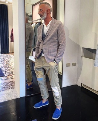 С чем носить пиджак за 50 лет мужчине в стиле смарт-кэжуал: В тандеме друг с другом пиджак и бежевые брюки чинос с принтом выглядят наиболее выгодно. Синие замшевые лоферы добавят ансамблю элегантности.